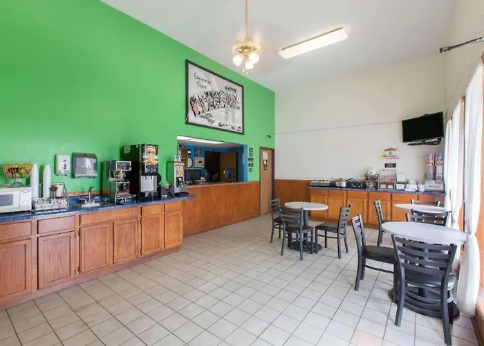 Best Hotels Near Fort Wayne Zoo for Comfort and Adventure