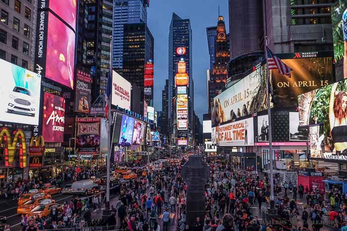 Empieza a caer la noche en Times Square
